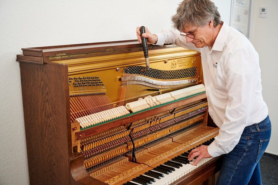 Harald Schlecker stimmt ein Klavier