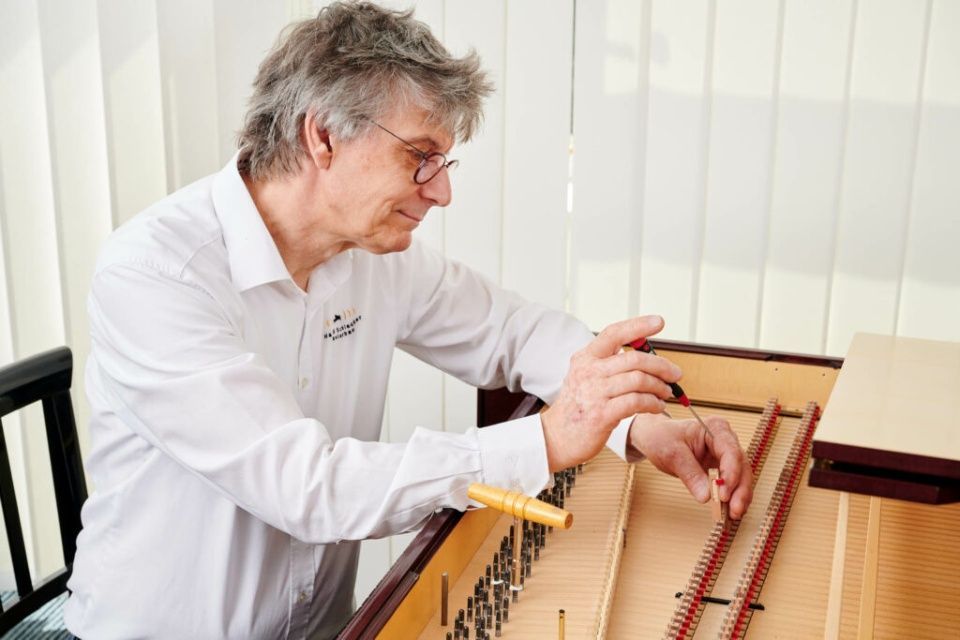 Harald Schlecker stimmt ein Klavier