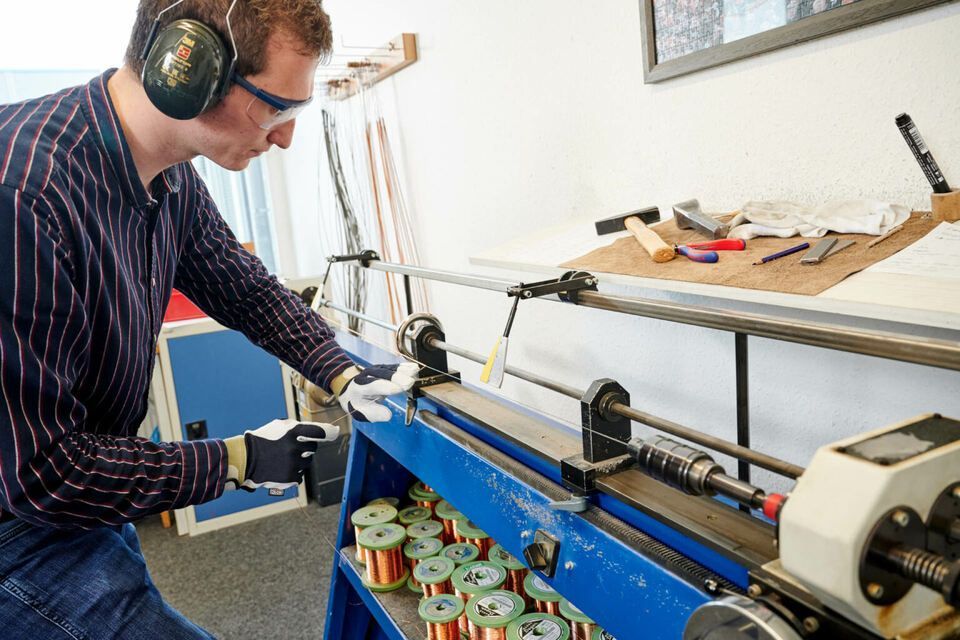 Adrian Heß arbeitet an einem Klavier, Foto von Harald Schlecker
