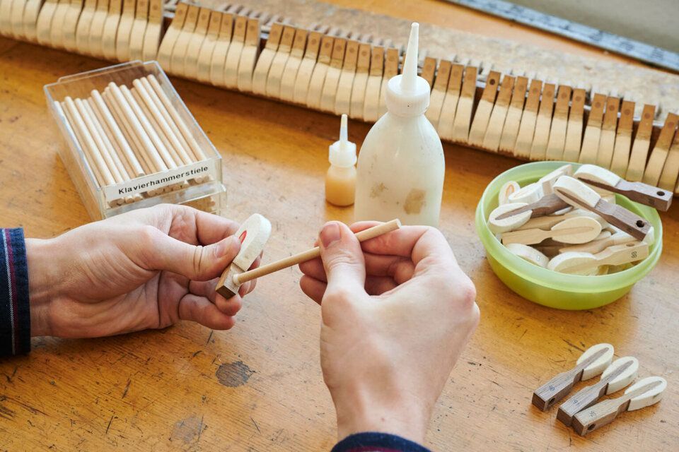 Harald Schlecker arbeitet an einem Klavier