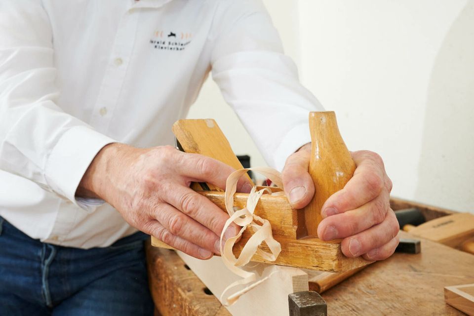 Harald Schlecker arbeitet an einem Klavier