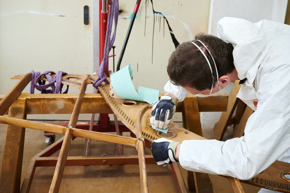 Adrian Heß arbeitet an einem Klavier, Foto von Harald Schlecker