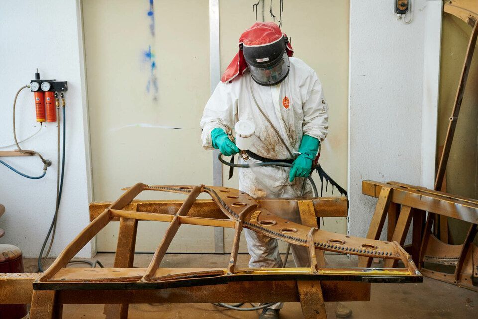 Adrian Heß arbeitet an einem Klavier, Foto von Harald Schlecker