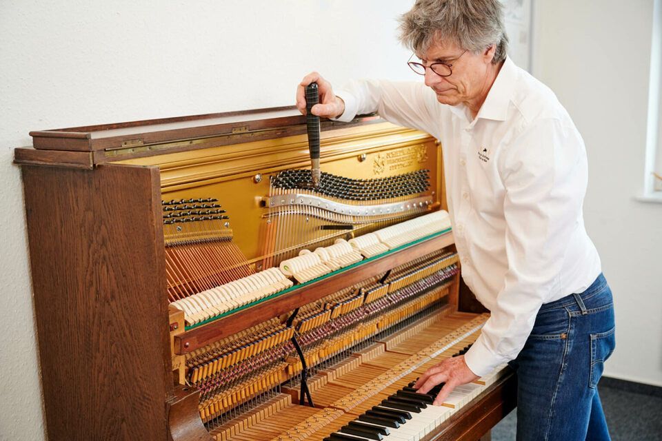Harald Schlecker arbeitet an einem Klavier