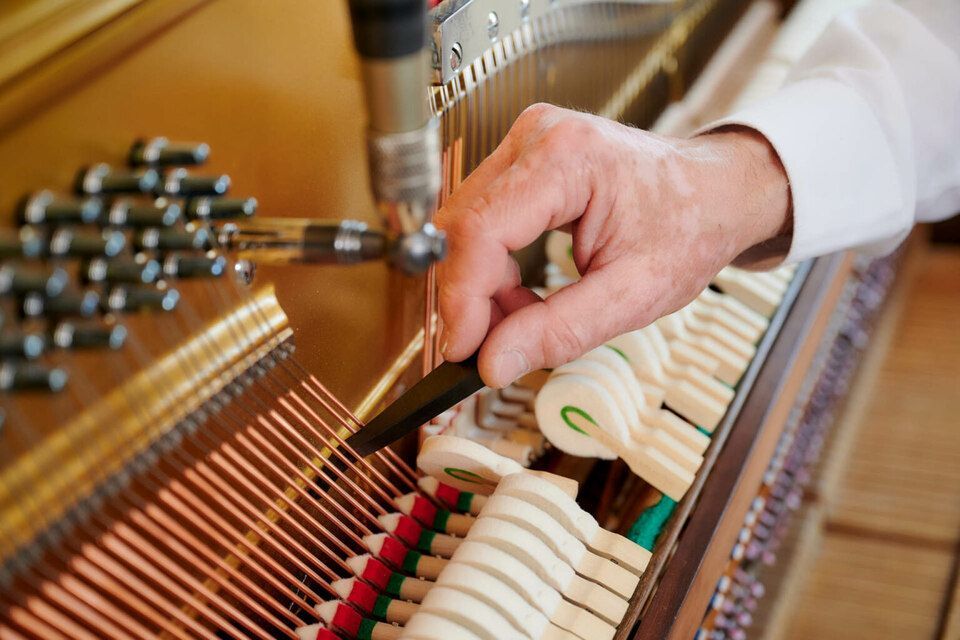 Harald Schlecker arbeitet an einem Klavier