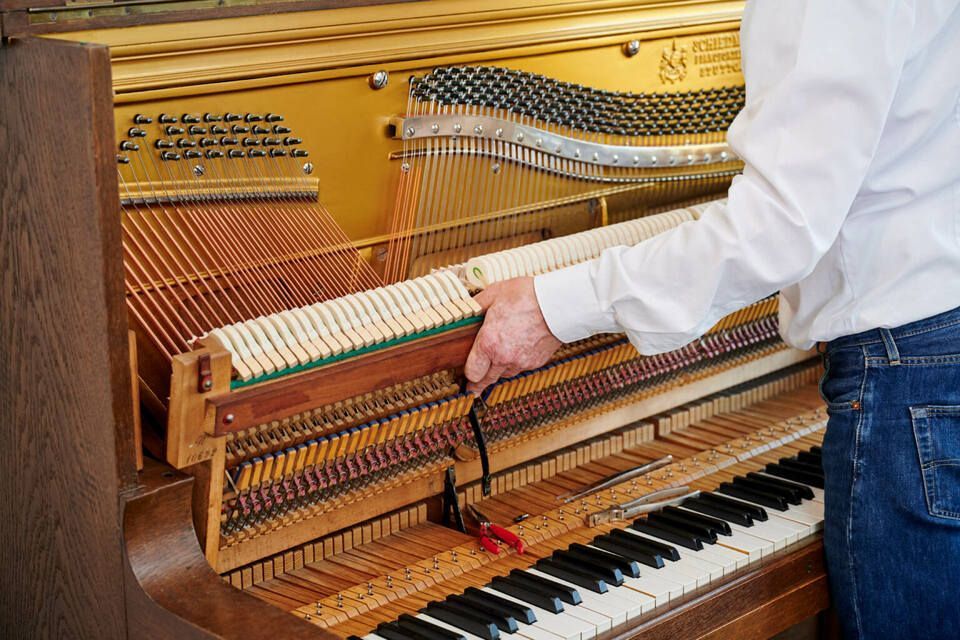 Harald Schlecker arbeitet an einem Klavier