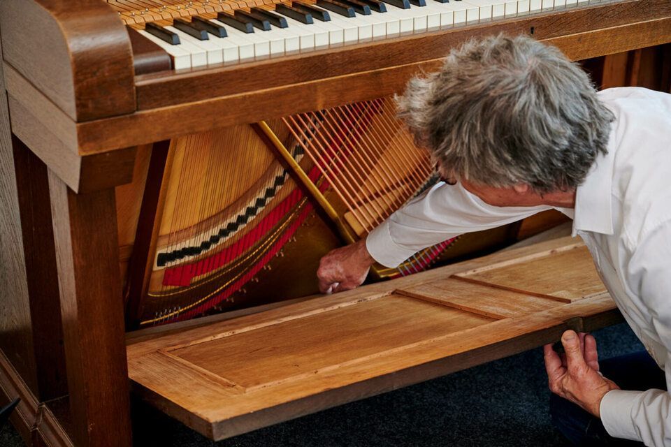 Harald Schlecker arbeitet an einem Klavier