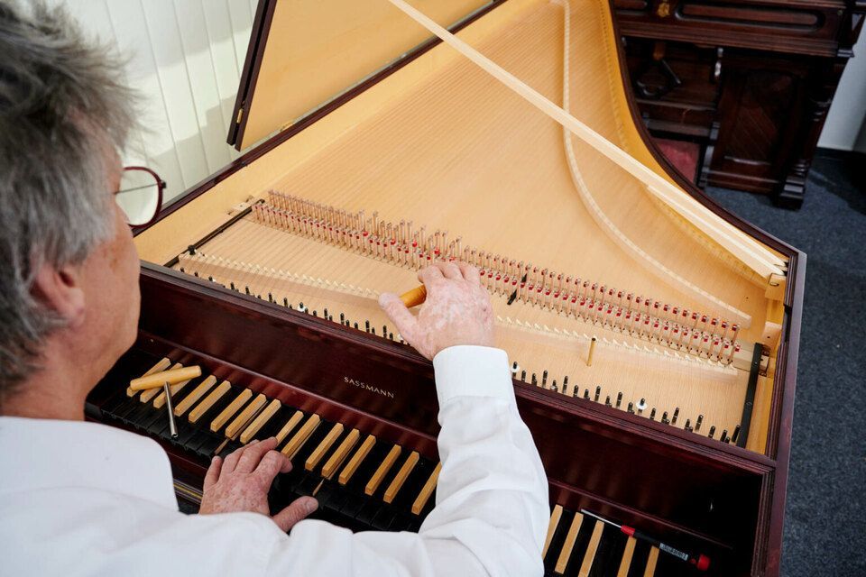 Harald Schlecker arbeitet an einem Klavier