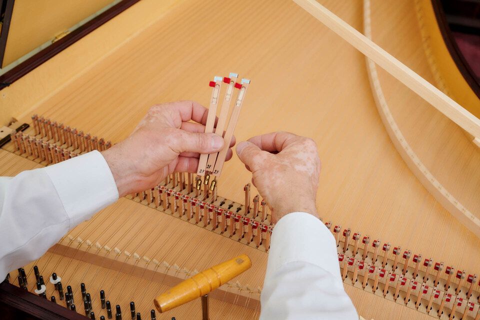 Harald Schlecker arbeitet an einem Klavier