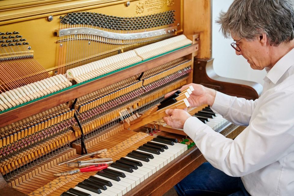 Harald Schlecker arbeitet an einem Klavier