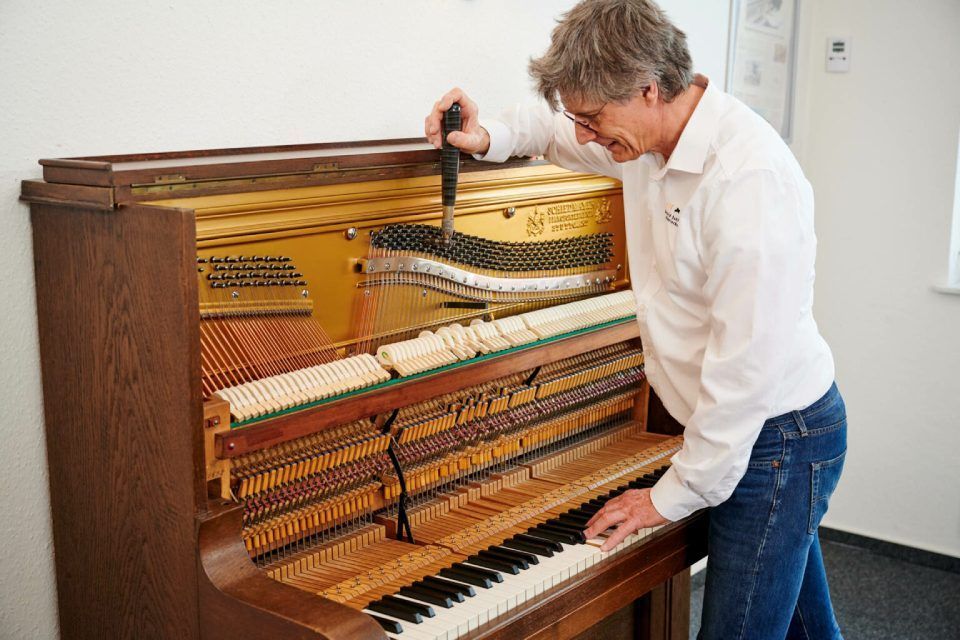 Harald Schlecker stimmt ein Klavier