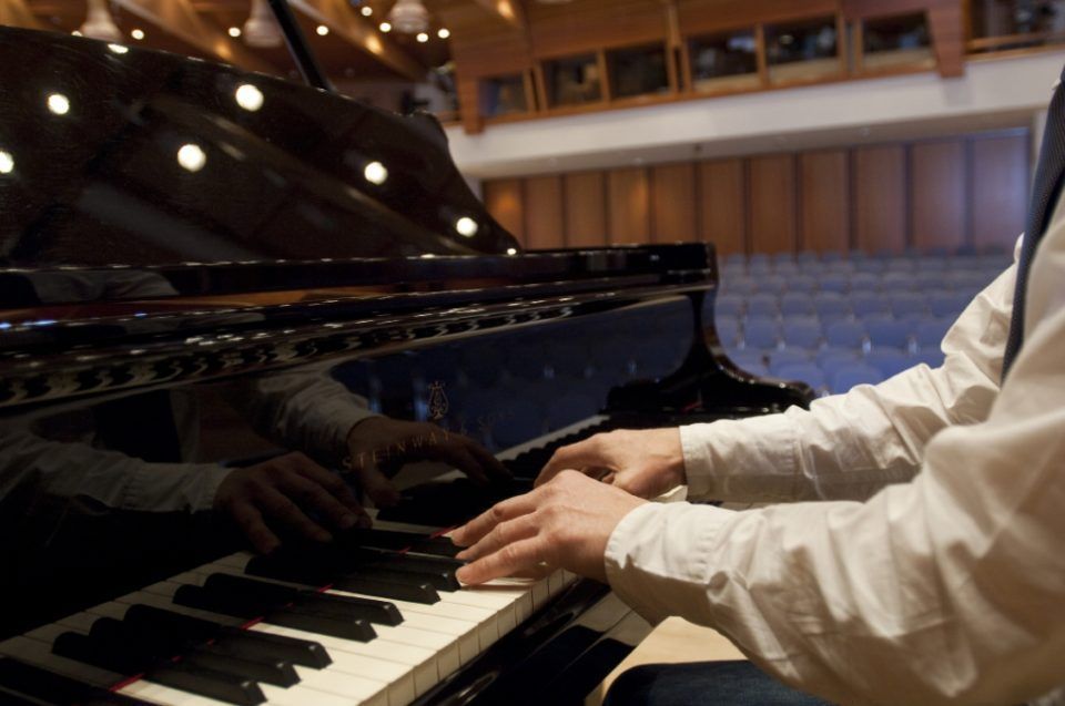 Harald Schlecker spielt Klavier