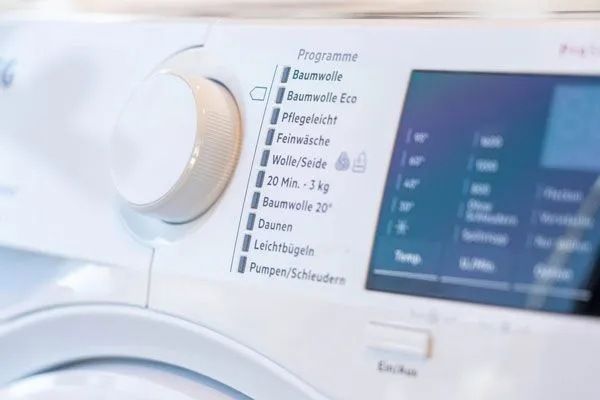 Bedienfeld der Waschmaschine mit Programmoptionen und Temperatureinstellungen.