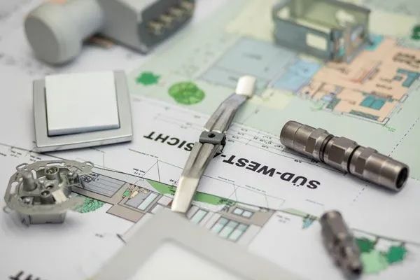 Verschiedene elektrische Komponenten auf einem Bauplan, darunter Schalter und Anschlüsse.