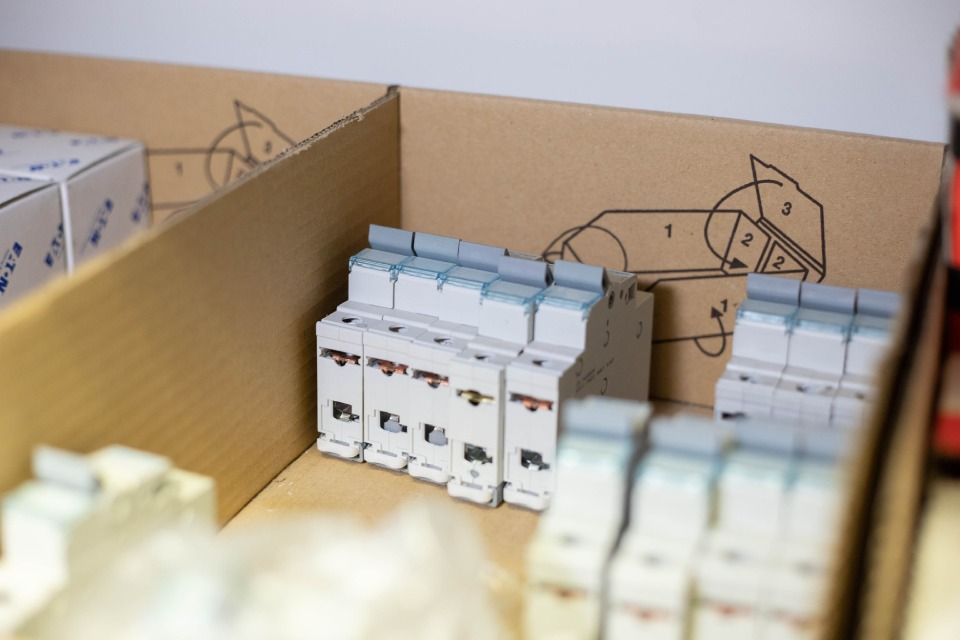 Karton mit elektrischen Leistungsschaltern.