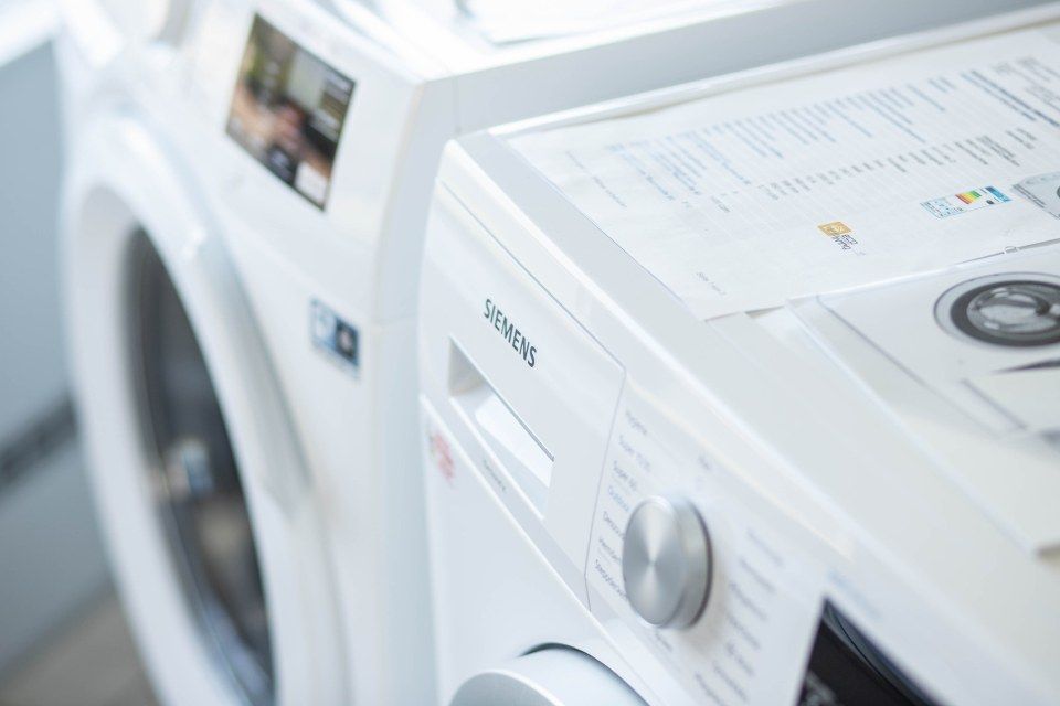 Weiße Siemens-Waschmaschine, Nahaufnahme des Bedienfelds mit Dokumenten.