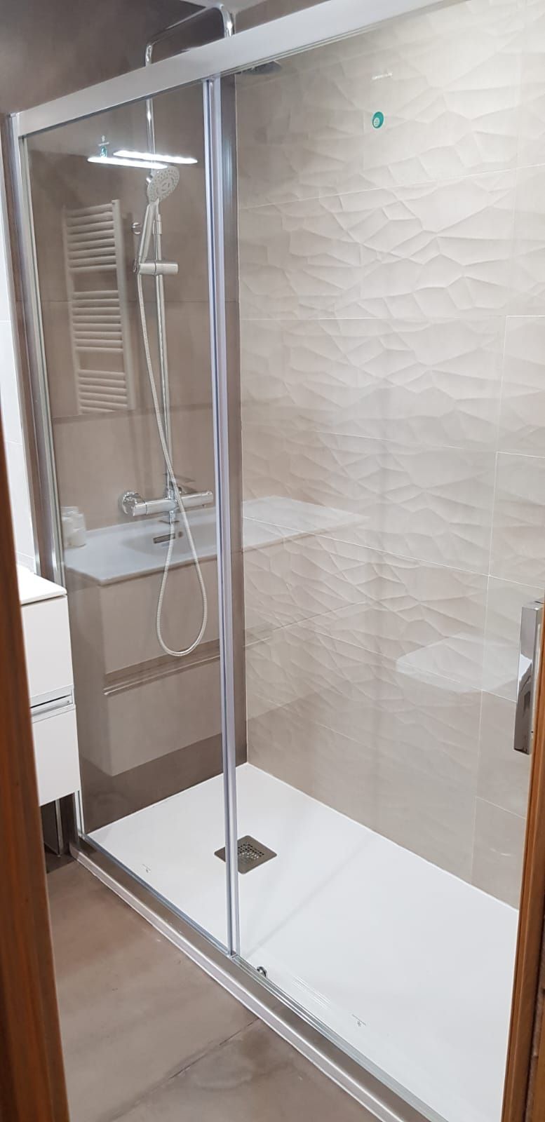 Un baño con ducha y lavabo.