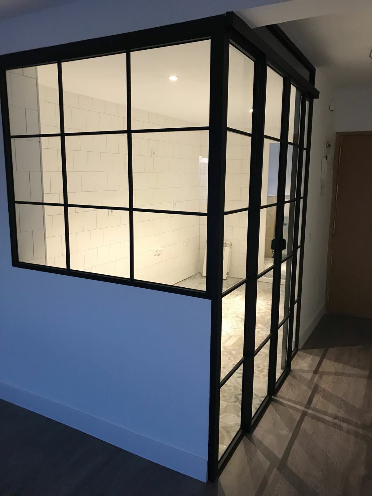 Una habitación con una puerta corrediza de vidrio y una ventana