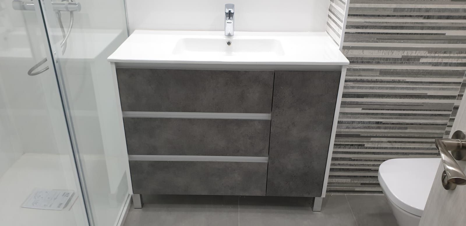 Un baño con lavabo, inodoro y ducha.