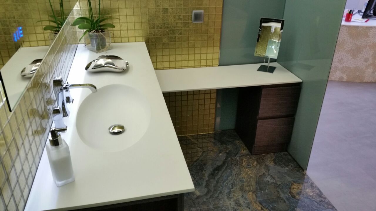 Un baño con dos lavabos y un espejo.