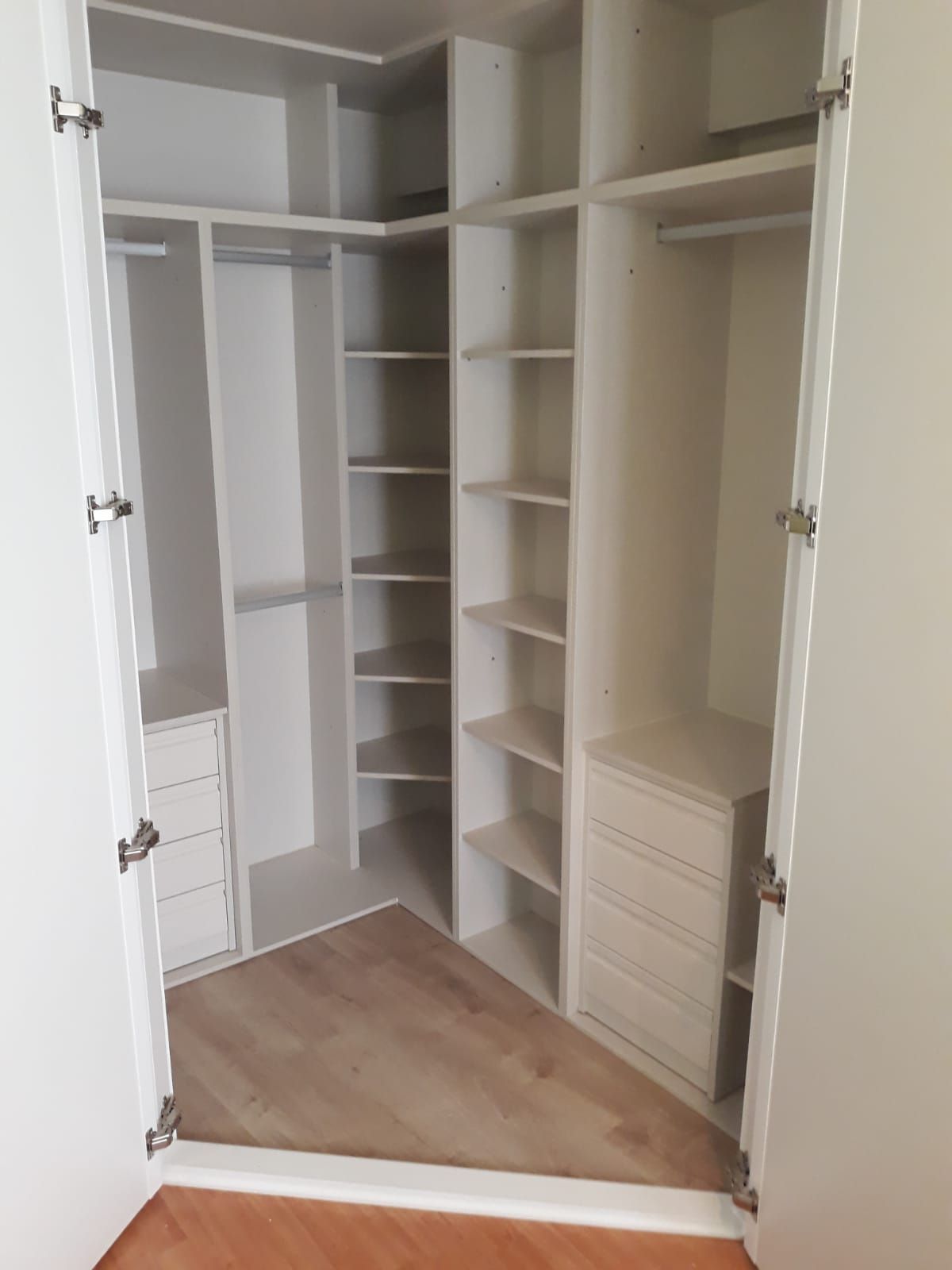 Un vestidor con muchos estantes y cajones.