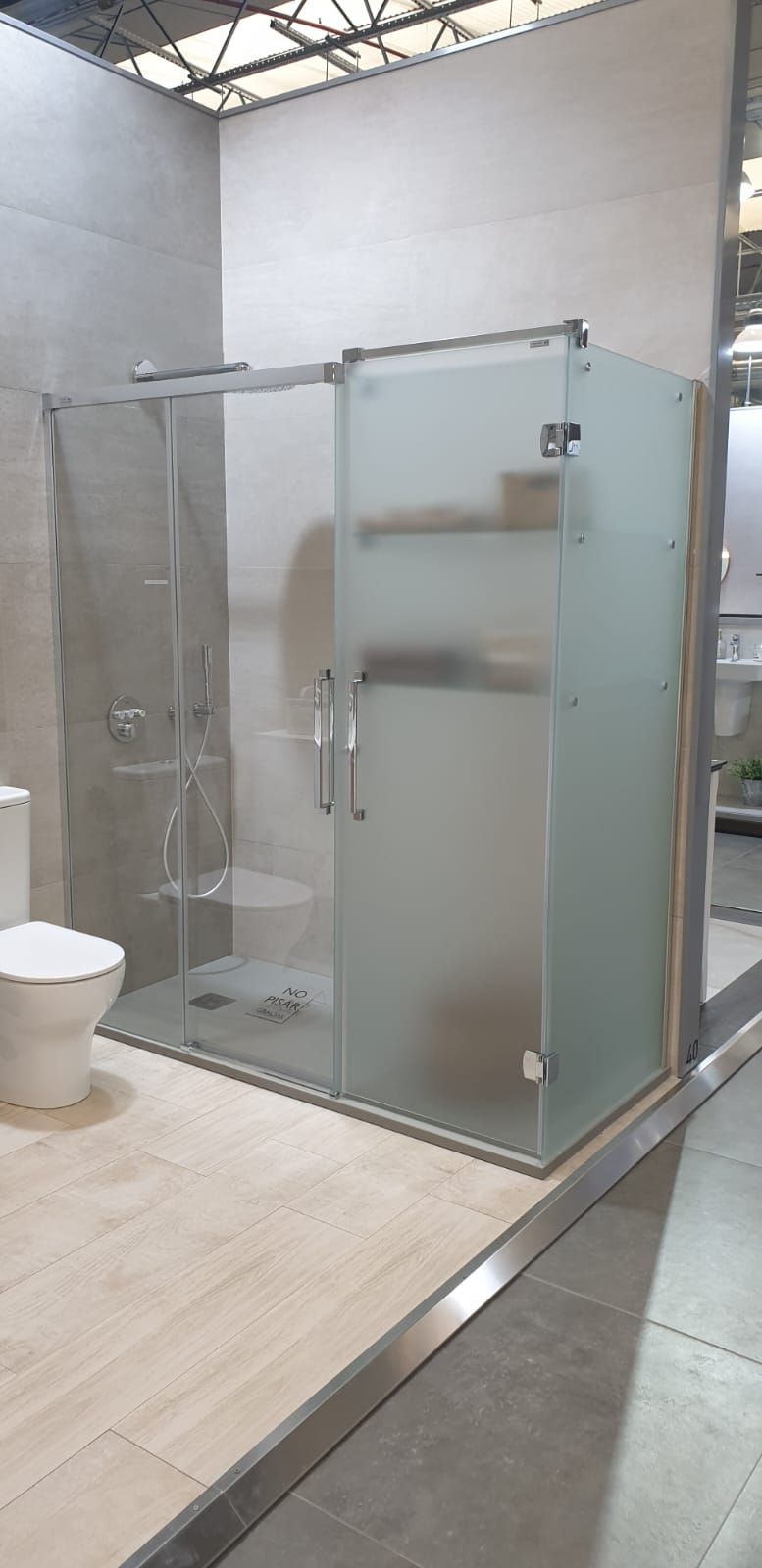 Un baño con inodoro y cabina de ducha.