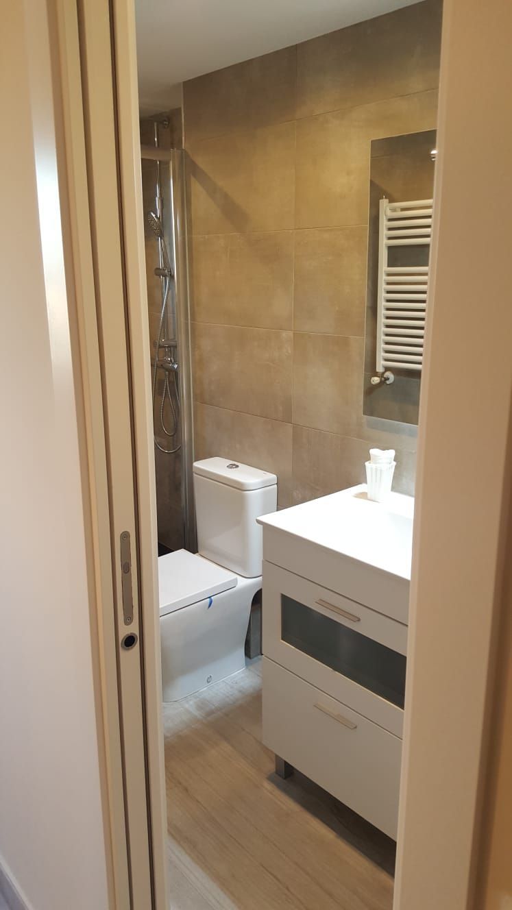 Un baño con inodoro, lavabo y espejo.