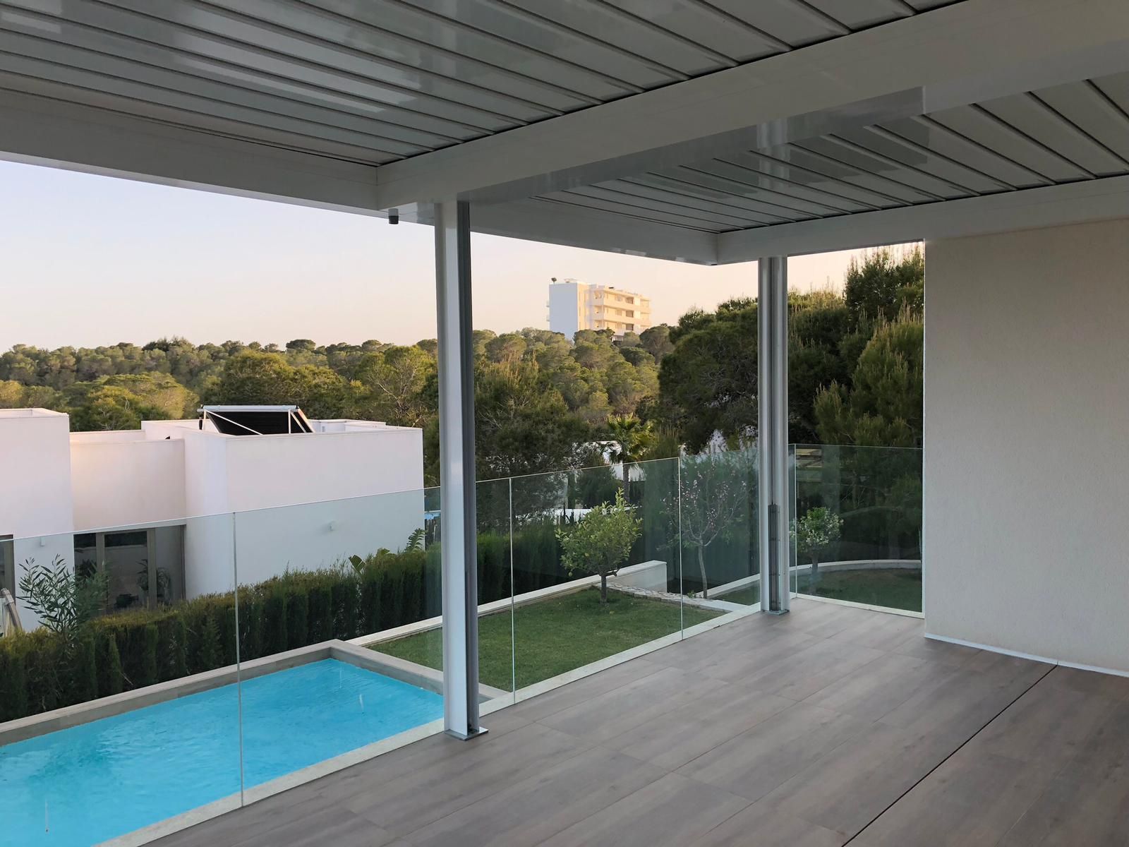 Hay una gran piscina en el patio trasero de una casa.
