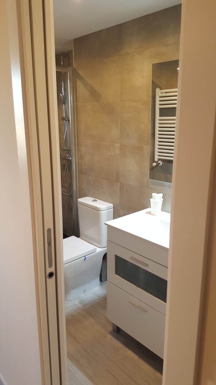 Un baño con inodoro, lavabo y espejo.