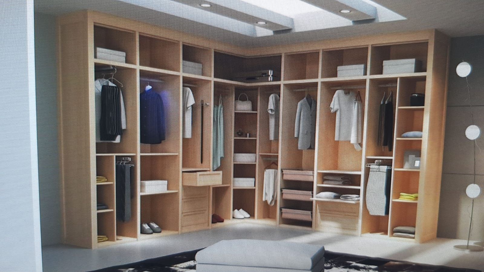 Un vestidor con muchos estantes y ropa.