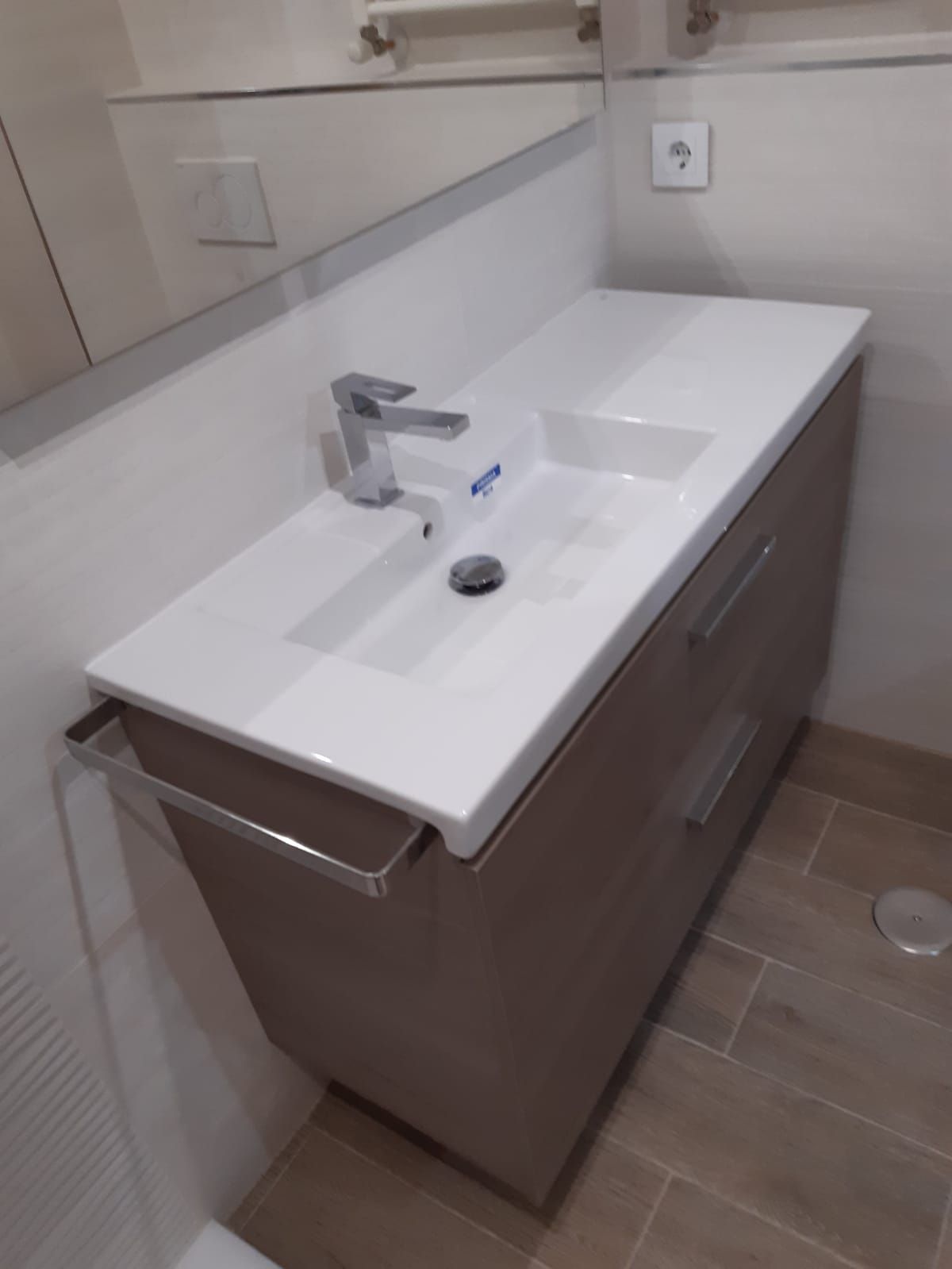 Un baño con dos lavabos y un espejo.