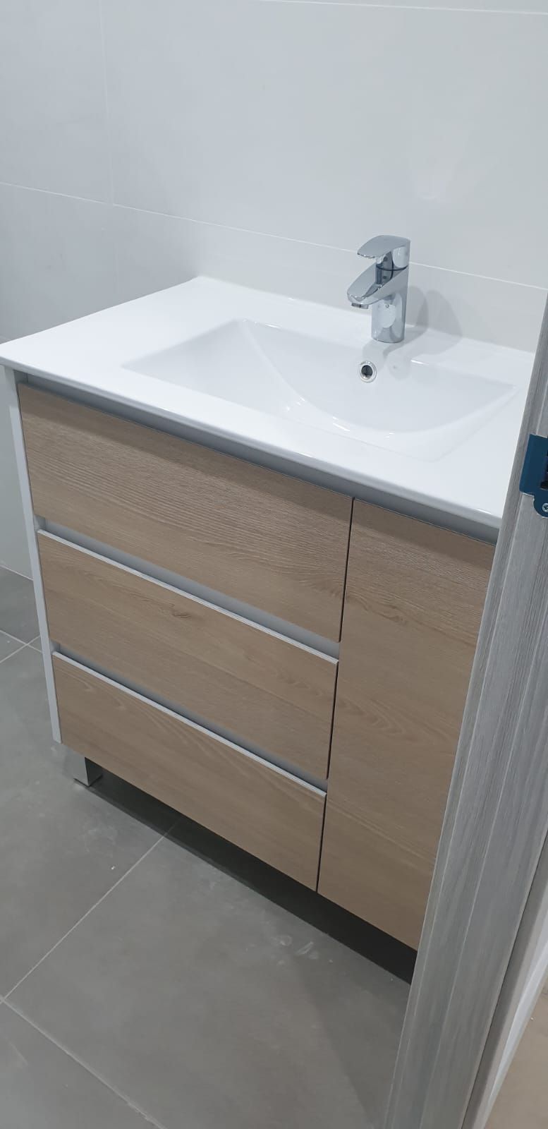 Un tocador de baño con lavabo y grifo.