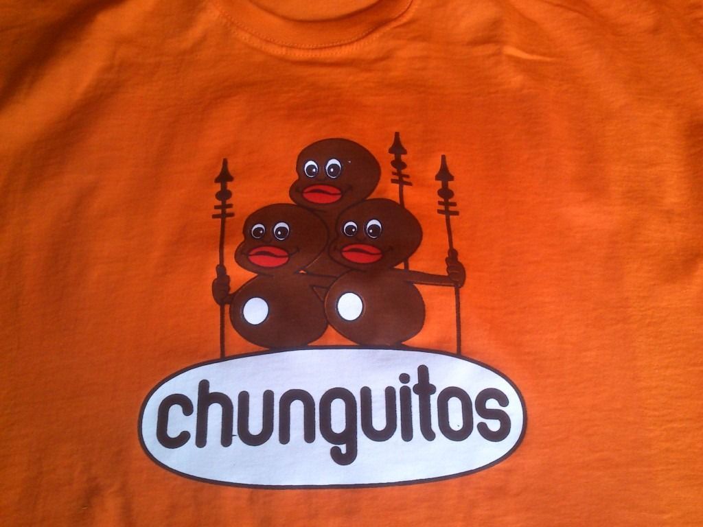 Una camiseta de chunguitos con tres monos.