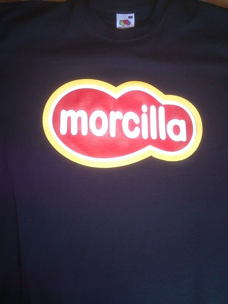 Una camisa negra con la palabra morcilla.