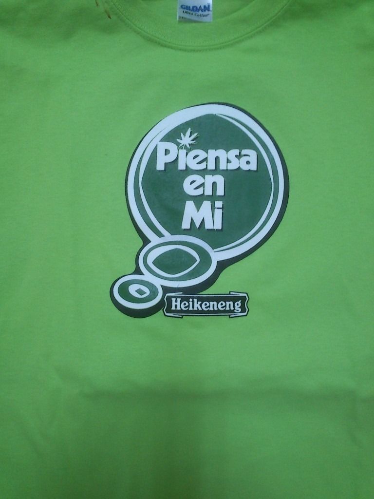 Un logotipo negro y rojo para un tazón negro.