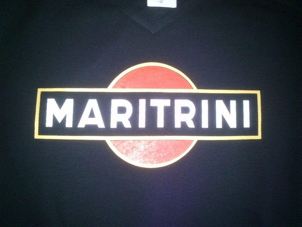Una camisa negra con el logo de Maritrini.
