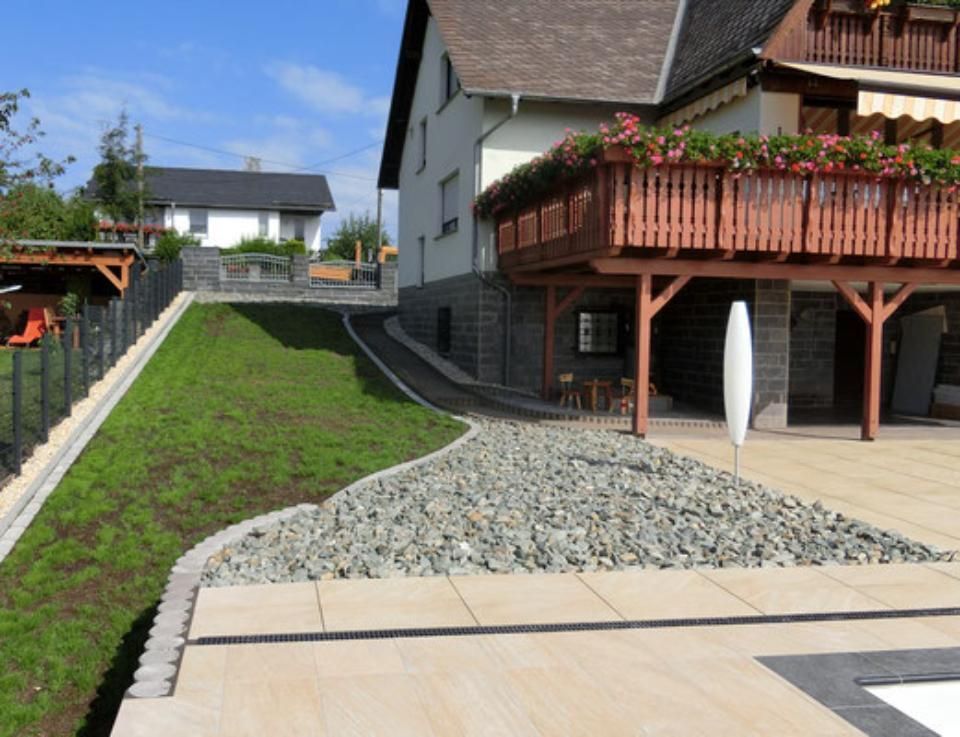 Henkler Garten- und Landschaftsbau - Gartenbereich mit Schotterbeet