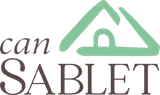 Logo Can Sablet : toit vert et porte cintrée, texte marron "SABLET", texte plus petit "can".