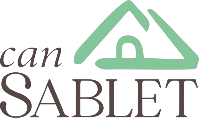 Logo Can Sablet : toit vert et porte cintrée, texte marron "SABLET", texte plus petit "can".
