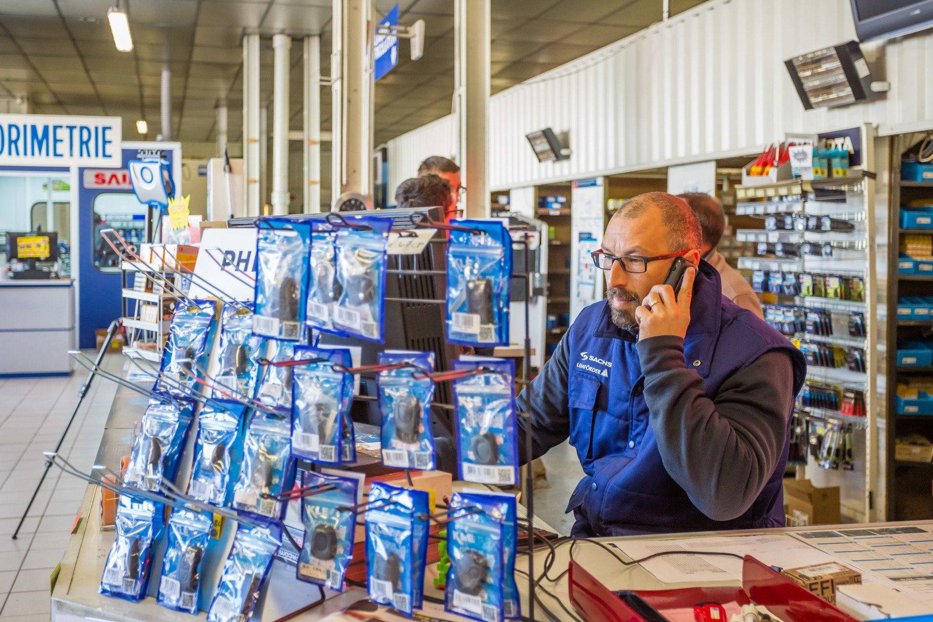 Un conseiller au téléphone à son comptoir d'accueil clientèle.