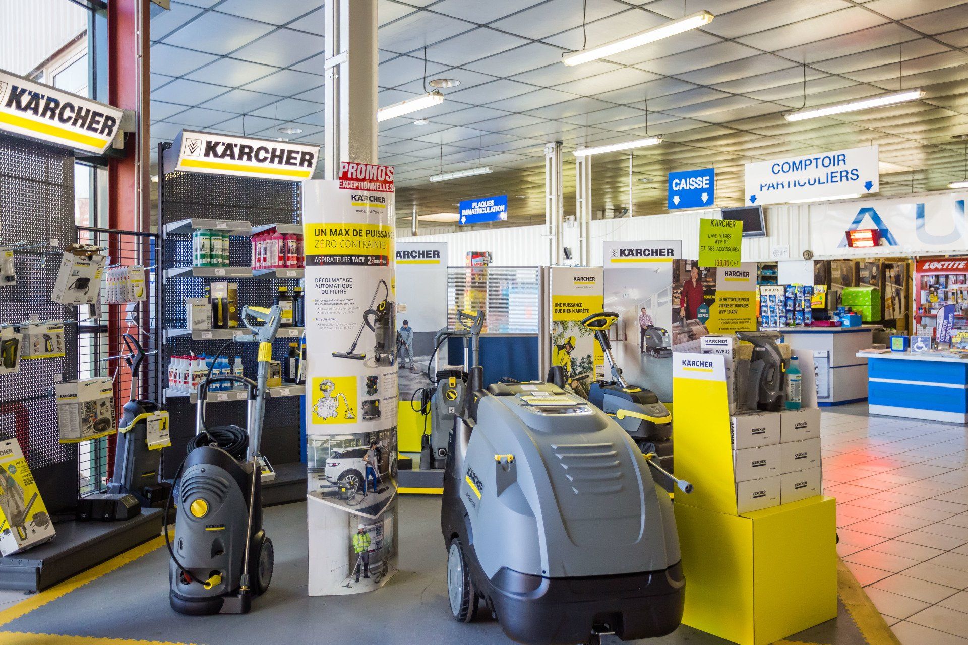 Stand d'exposition des outils de la marque Kärcher dans le magasin SPA Destribats.