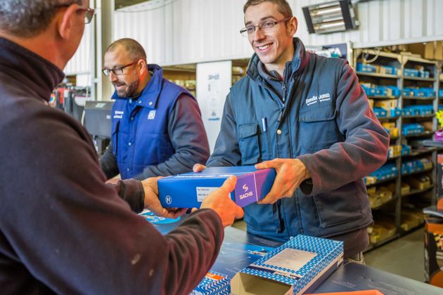 Une machine pour le désassemblage d'enjoliveurs de voiture.