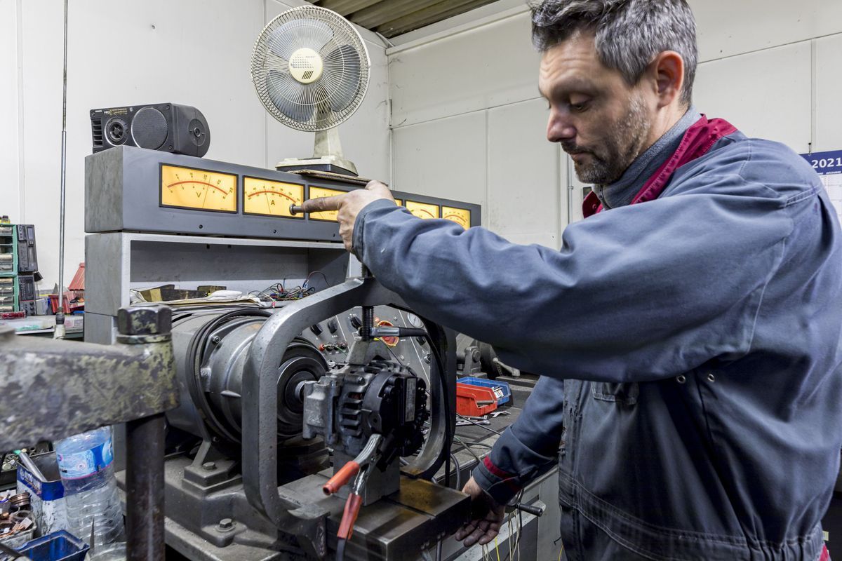 Réparation d'une pièce industrielle par un technicien de chez SPA Destribats.