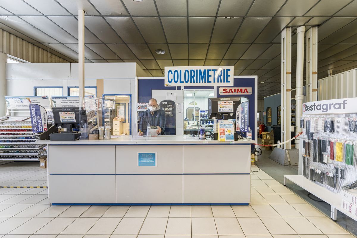 Le comptoir du service colorimétrie chez SPA Destribats.