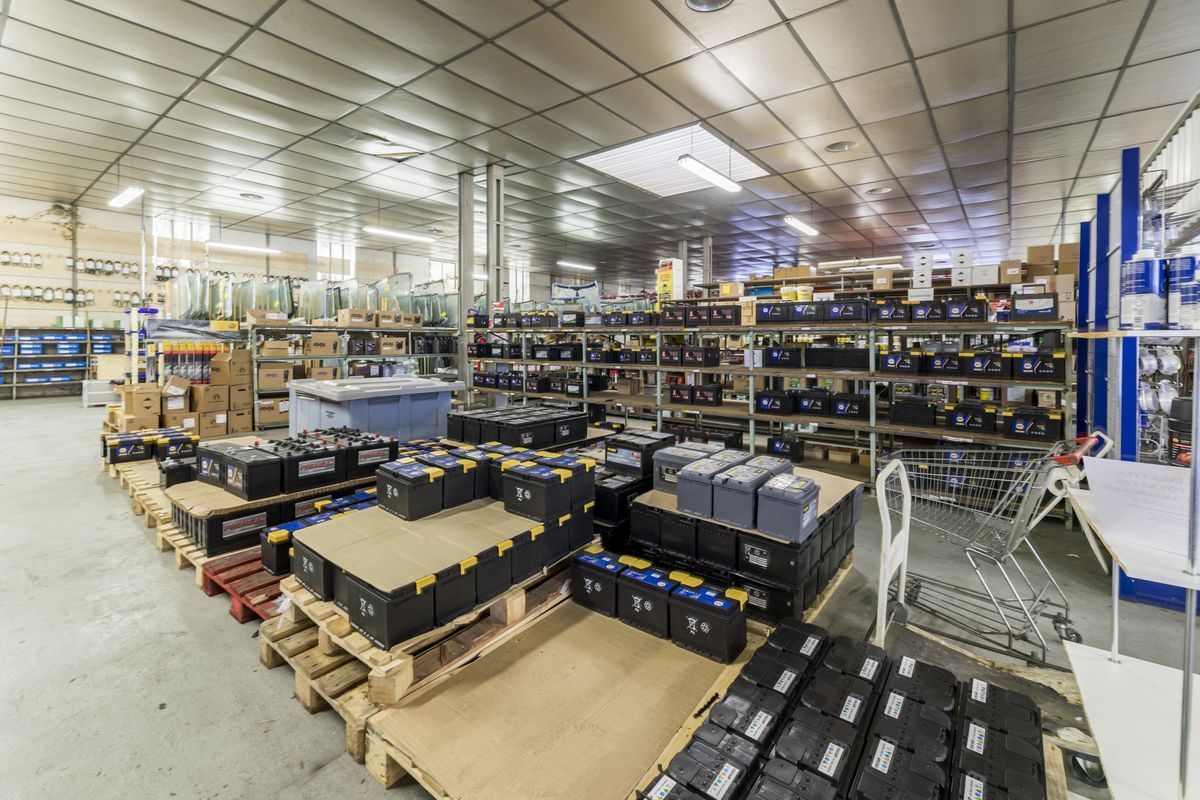 Les stocks de pièces pour tous types de véhicules chez SPA Destribats.