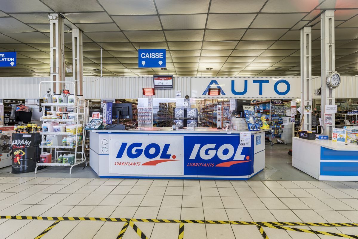 Les comptoirs d'accueil et caisses dans le magasin SPA Destribats de Dax.