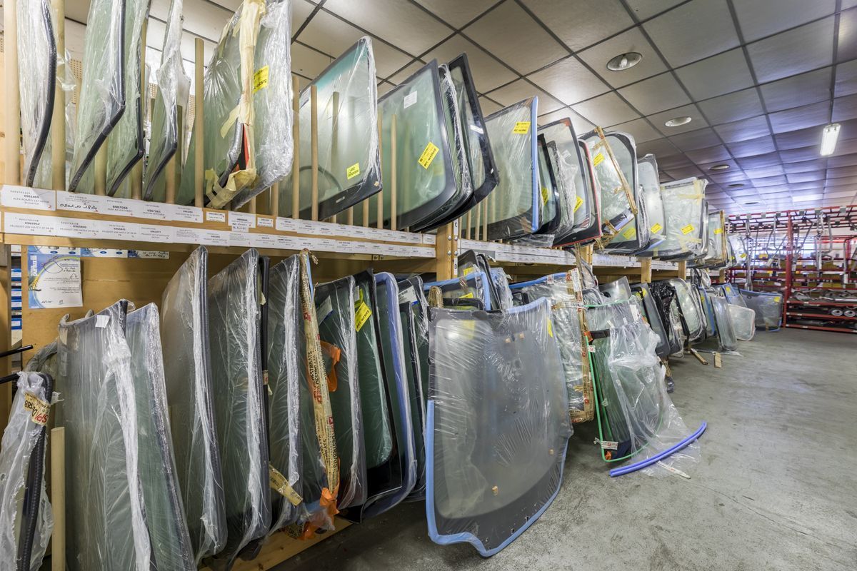 Tout un assortiment de pare-brises de véhicules stockés chez SPA Destribats.