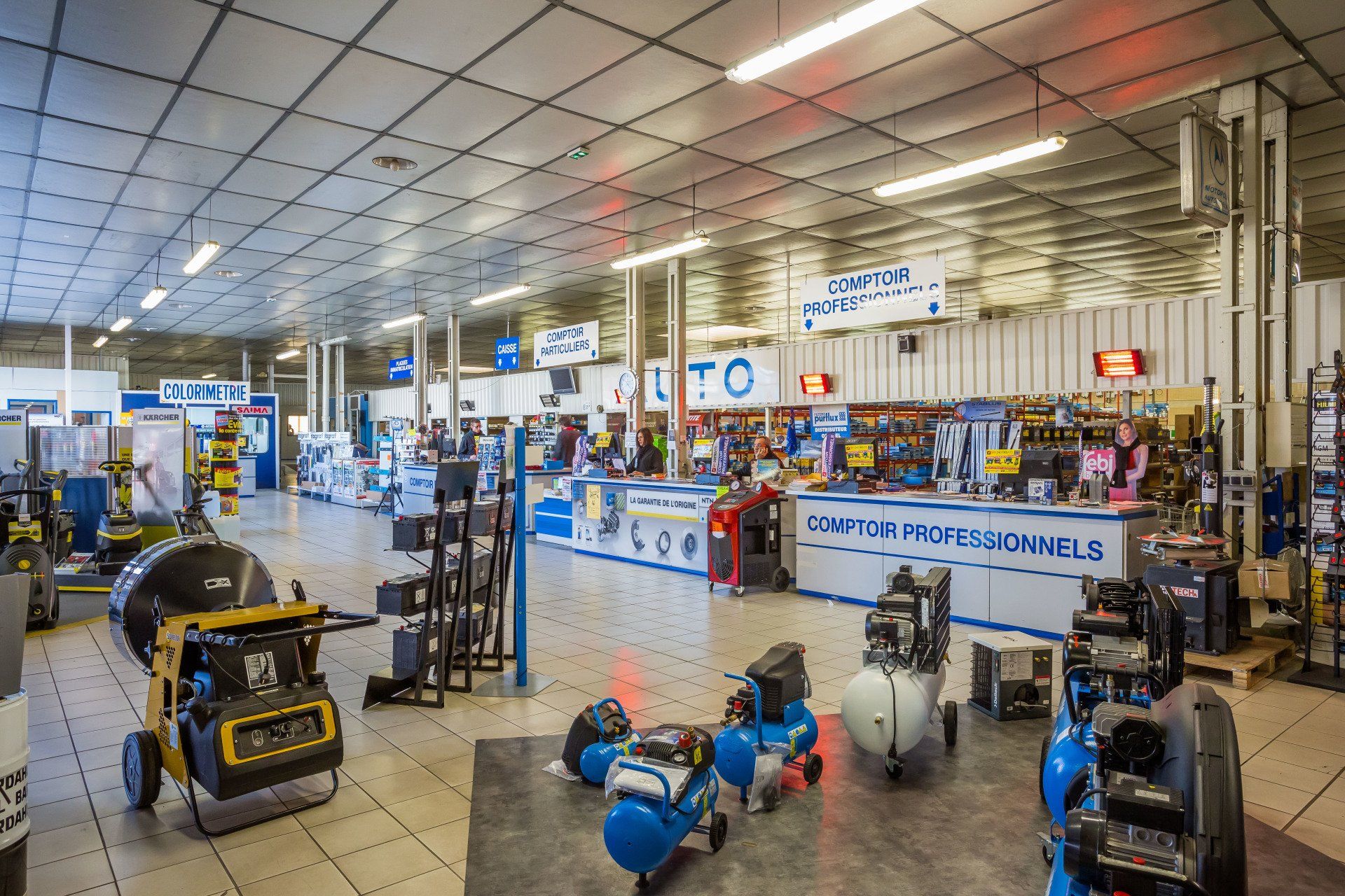 Intérieur du magasin SPA Destribats et ses comptoirs d'accueil clientèle.