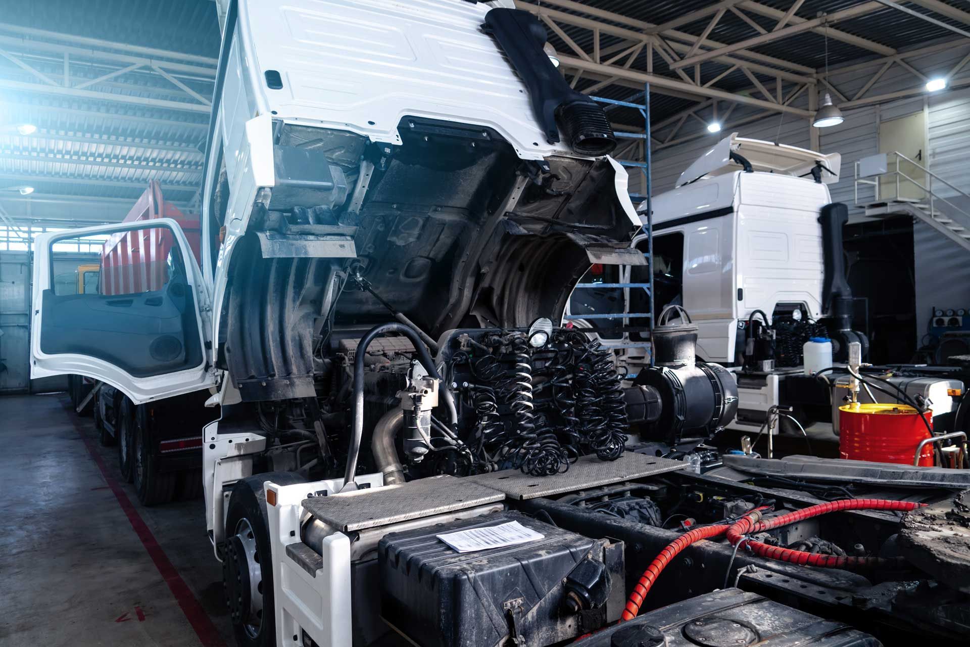 Un camion vu de l'arrière dans le garage.