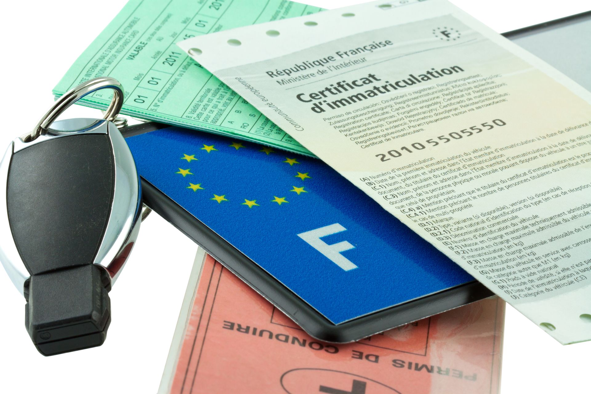 Une clé de véhicule et des documents de certification pour l'immatriculation.